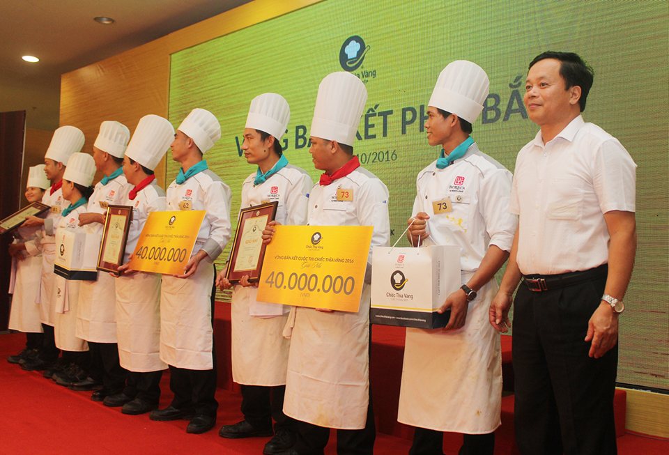 Vụ trưởng Vụ khách sạn (TCDL) Vũ Văn Thanh trao giải Nhì cho các đội đạt giải